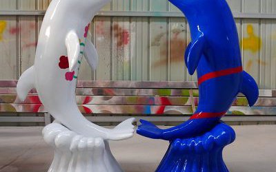 影院擺放一對(duì)玻璃鋼卡通海豚雕塑