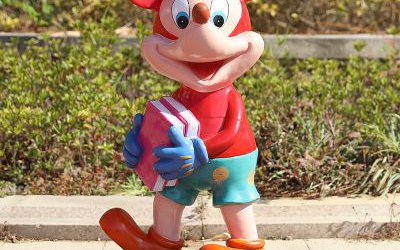 游樂(lè)場(chǎng)擺放的一只玻璃鋼卡通彩繪米老鼠雕塑