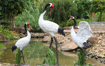 玻璃鋼彩繪仿真動(dòng)物景觀裝飾品池塘邊上的丹頂鶴雕塑