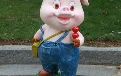 公園游樂場擺放的玻璃鋼卡通小豬雕塑