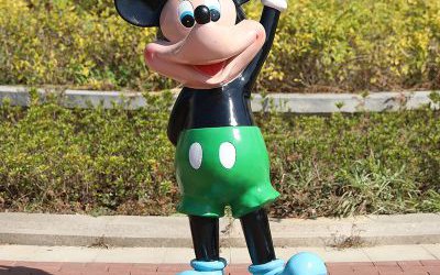 幼兒園一只舉手的玻璃鋼彩繪米老鼠雕塑