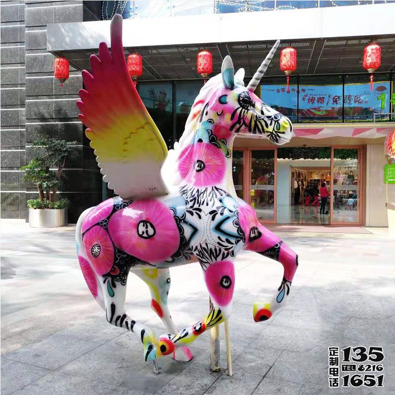 街道上擺放的玻璃鋼彩繪飛馬雕塑 街道上擺放的玻璃鋼彩繪飛馬雕塑