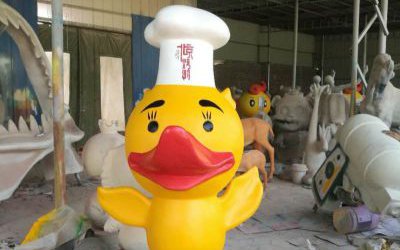 商場門口帶廚師帽的玻璃鋼彩繪鴨子雕塑