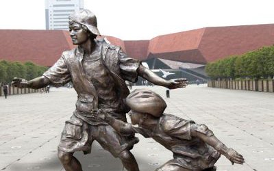 城市廣場擺放玻璃鋼仿銅滑旱冰兒童人物雕塑