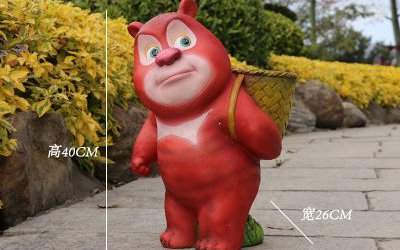 路邊有一只歪著頭的玻璃鋼彩繪熊出沒熊二雕塑