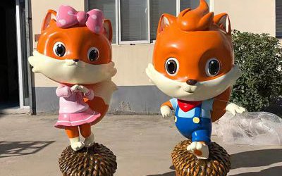 幼兒園兩只站在松子上的卡通玻璃鋼松鼠雕塑