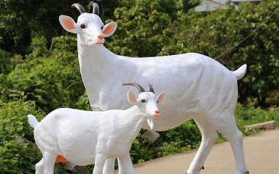 公園路邊兩只玻璃鋼仿真山羊雕塑