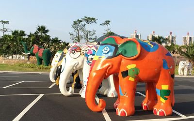 戶外草坪玻璃鋼彩繪大象雕塑