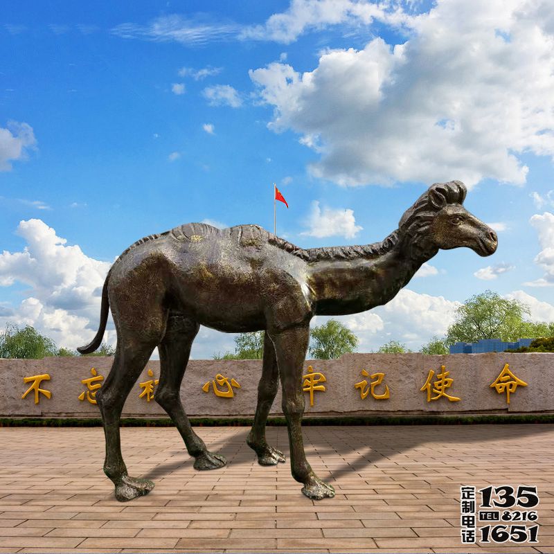 公園里擺放的小駝峰玻璃鋼噴漆駱駝雕塑 公園里擺放的小駝峰玻璃鋼噴漆駱駝雕塑