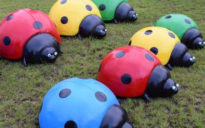 公園里擺放的一群玻璃鋼彩繪七星瓢蟲雕塑