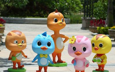 花園里玻璃鋼卡通動(dòng)畫片萌雞小隊(duì)雕塑