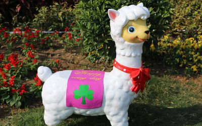 商場(chǎng)美陳裝飾品玻璃鋼卡通羊駝雕塑