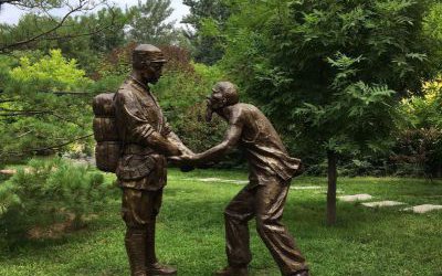 景區戶外玻璃鋼仿銅老人和八路軍雕塑