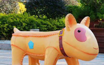 景區花園戶外玻璃鋼卡通淺黃狗座椅雕塑