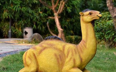 玻璃鋼仿真動物景觀戶外園林一只窩著的駱駝雕塑