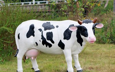 農場戶外草坪玻璃鋼仿真奶牛雕塑