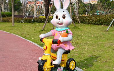 公園幼兒園玻璃鋼彩繪卡通騎車的兔子雕塑