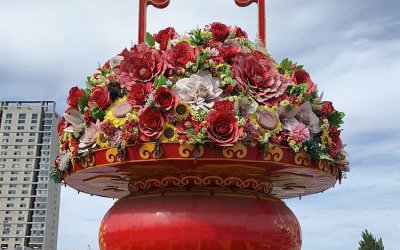 城市廣場玻璃鋼彩繪慶祝國慶節的大花籃雕塑