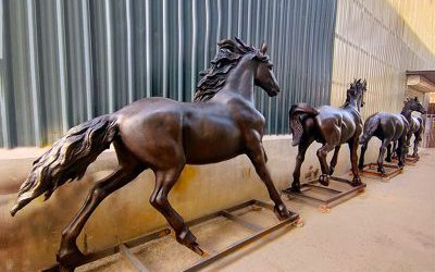 廣場街道擺放的一群奔跑著的玻璃鋼仿銅馬群雕塑