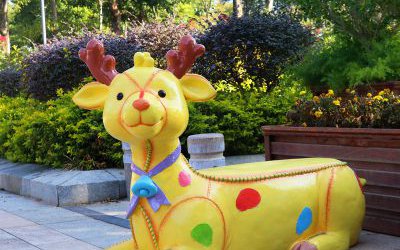 公園景區玻璃鋼卡通梅花鹿雕塑