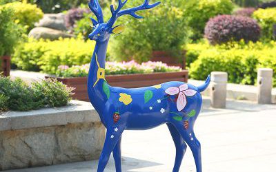 商場創(chuàng)意大型景觀裝飾品玻璃鋼彩繪藍色梅花鹿雕塑