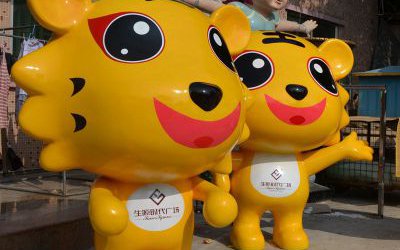 商場門口擺放的迎賓玻璃鋼卡通老虎雕塑