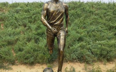 校園玻璃鋼仿銅踢足球的人物雕塑