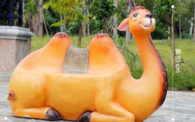 游樂場幼兒園玻璃鋼卡通彩繪駱駝雕塑