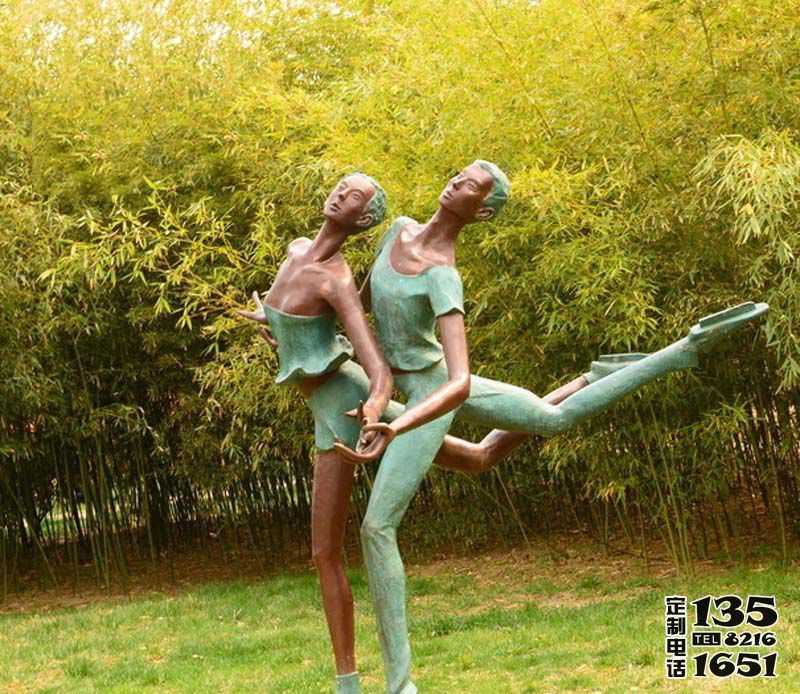 景區園林擺放雙人花樣滑冰玻璃鋼彩繪雕塑 景區園林擺放雙人花樣滑冰玻璃鋼彩繪雕塑