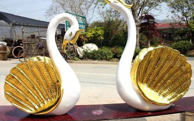 城市創(chuàng)意玻璃鋼彩繪噴金白天鵝雕塑