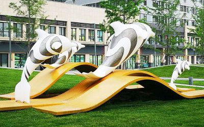 小區(qū)草坪玻璃鋼沖浪海豚景觀雕塑