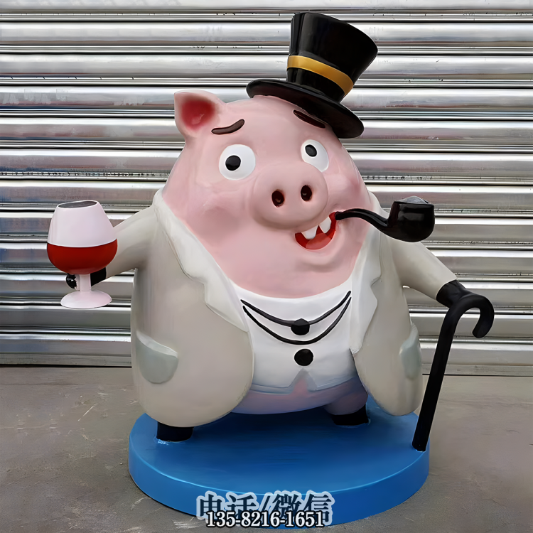 頭戴禮帽手拄拐棍、叼著煙斗拿著紅酒的卡通豬雕塑